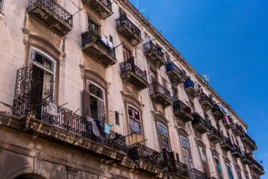 Deco ve sömürge mimarisi, Küba başkentinin eski cephelerinde yan yana yaşıyor..