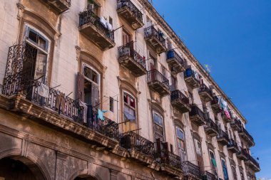 Deco ve sömürge mimarisi, Küba başkentinin eski cephelerinde yan yana yaşıyor..