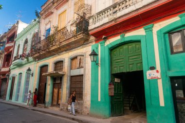 Deco ve sömürge mimarisi, Küba başkentinin eski cephelerinde yan yana yaşıyor..