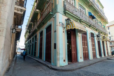 Deco ve sömürge mimarisi, Küba başkentinin eski cephelerinde yan yana yaşıyor..