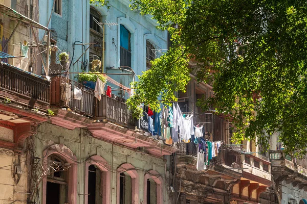 Deco Sömürge Mimarisi Küba Başkentinin Eski Cephelerinde Yan Yana Yaşıyor — Stok fotoğraf