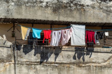 Deco ve sömürge mimarisi, Küba başkentinin eski cephelerinde yan yana yaşıyor. Yıkanmış giysiler.