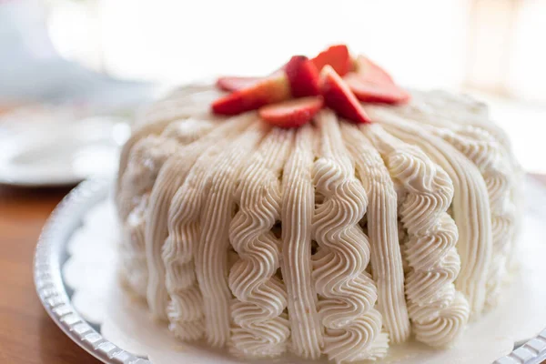 Erdbeerkuchen Wird Häufig Auf Partys Oder Einfach Als Hausgemachte Zwischenmahlzeit — Stockfoto