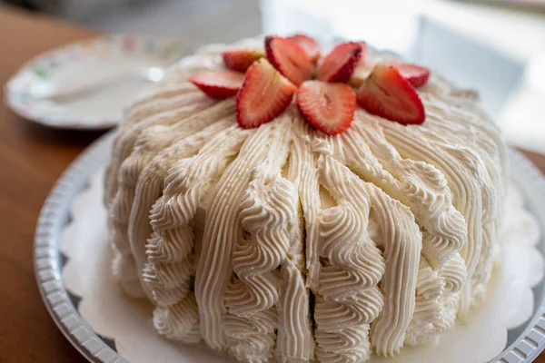 Erdbeerkuchen Wird Häufig Auf Partys Oder Einfach Als Hausgemachte Zwischenmahlzeit — Stockfoto