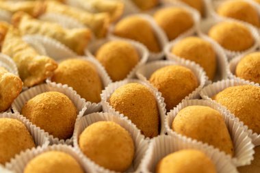 Geleneksel Brezilya atıştırmalıkları partilerde ve toplantılarda servis edilir.