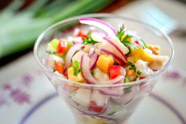 Ceviche, Peru mutfağının en iyi bilinen yemeklerinden biridir. Temel olarak limon suyunda marine edilmiş çiğ balıkla yapılır..