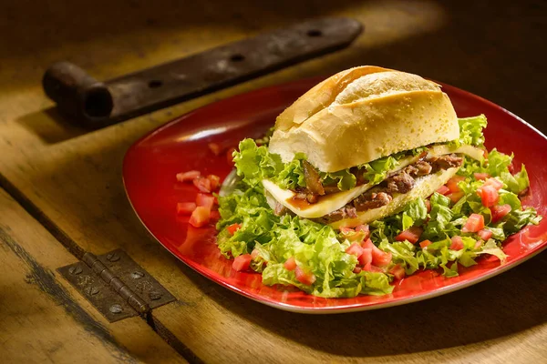 Sándwich Carne Queso Con Lechuga Tomate Sobre Una Mesa Madera — Foto de Stock