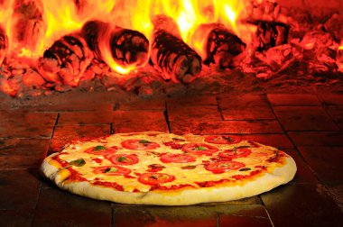 Fırında pizza pişirme..