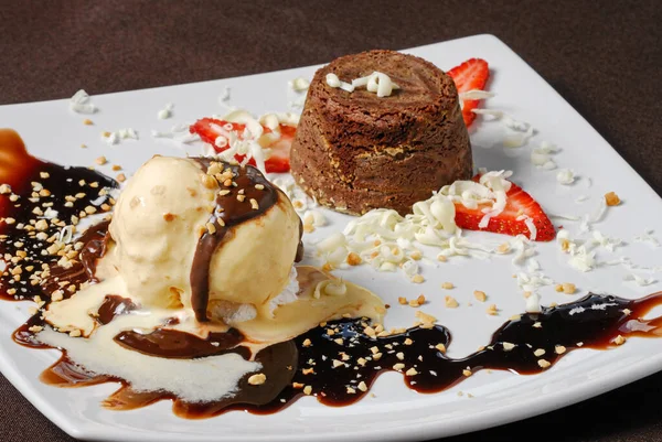 Petit Gateau Adalah Hidangan Penutup Yang Terbuat Dari Kue Coklat — Stok Foto