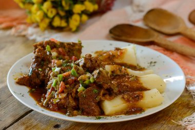 Maniyok keçi eti. Brezilya 'nın kuzeydoğu bölgesinden geleneksel gastronomi yemeği.