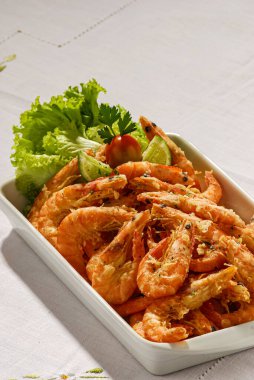 Sarımsak ve yağlı çıtır karides, geleneksel Brezilya mutfağı..