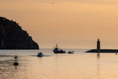Andratx Limanı, Balearic Adaları, Mayorka, İspanya 'da 10 Nisan 2014 tarihinde tekneler. Öğleden sonra, gün batımına yakın..