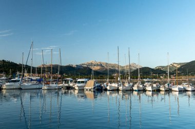 Andratx Limanı, Balearic Adaları, Mayorka, İspanya 'da 10 Nisan 2014 tarihinde tekneler. Öğleden sonra, gün batımına yakın..