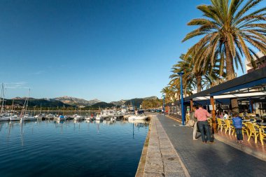 Andratx Limanı, Balearic Adaları, Mayorka, İspanya 'da 10 Nisan 2014 tarihinde tekneler. Öğleden sonra, gün batımına yakın..