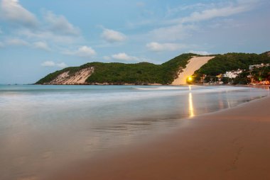 Ponta Negra plajı, Morro do Careca arka planda, öğleden sonra Natal, Rio Grande do Norte, Brezilya 19 Şubat 2008.