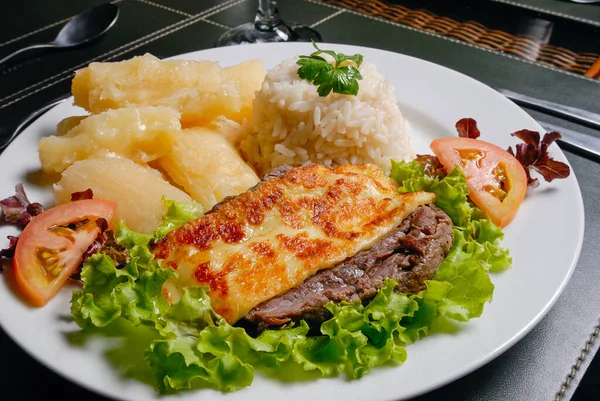 ブラジル料理 日肉カードチーズ キャッサバを伴う 米とサラダ ブラジル北東部の伝統的で人気のある料理 — ストック写真