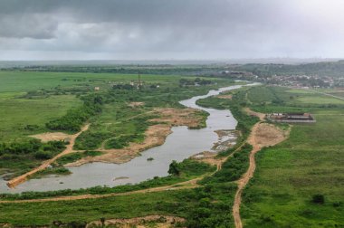 Ormansız nehir kıyıları tarım için Paraiba Nehri boyunca