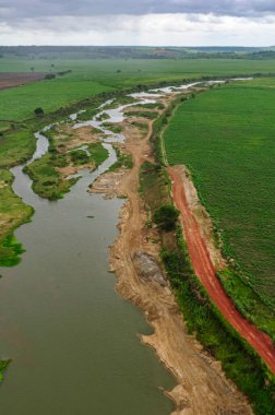 Ormansız nehir kıyıları tarım için Paraiba Nehri boyunca