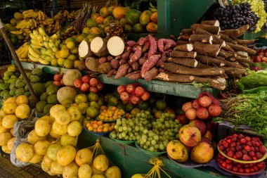 Markette renkli taze sebze gösterimi