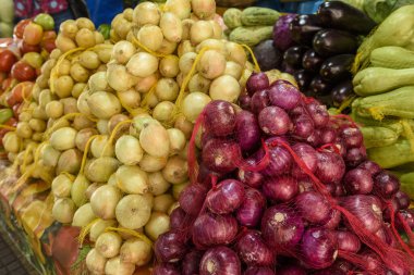 Markette renkli taze sebze gösterimi