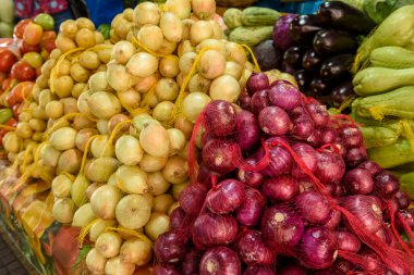 Markette renkli taze sebze gösterimi