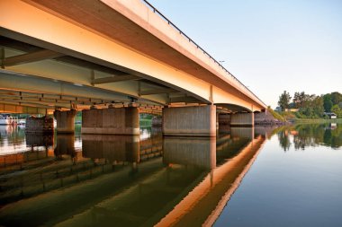Beyaz gece boyunca Espoo Körfezi üzerindeki bir köprünün yansıması..