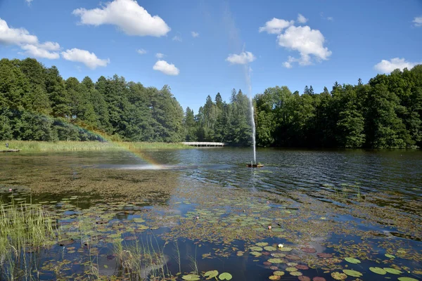 Mustionjoki Nehri 'ne dökülen bir gökkuşağı çeşmesi.