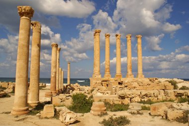 Akdeniz kıyısındaki Libya 'daki antik Sabratha kentinin kalıntıları.