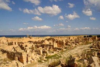 Akdeniz kıyısındaki Libya 'daki antik Sabratha kentinin kalıntıları.