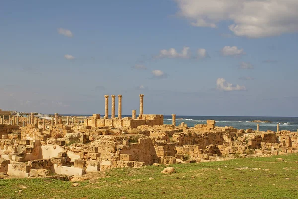 Akdeniz kıyısındaki Libya 'daki antik Sabratha kentinin kalıntıları.