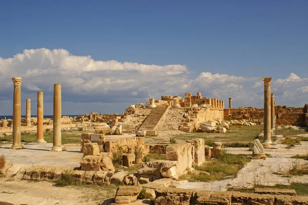 Akdeniz kıyısındaki Libya 'daki antik Sabratha kentinin kalıntıları.