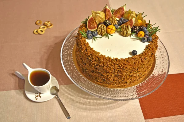 Nefis bir kek ve bir fincan kahve ile bir tabak.