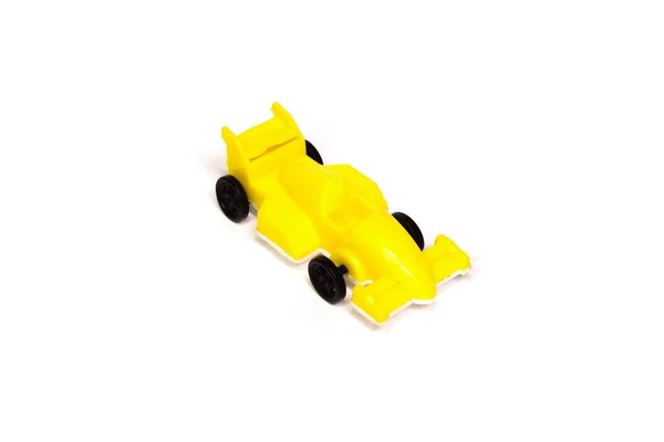 Jucărie galben masina de curse pe un fundal alb, masina de curse — Fotografie, imagine de stoc