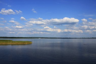 Seliger Gölü üzerinde beyaz bulutlar
