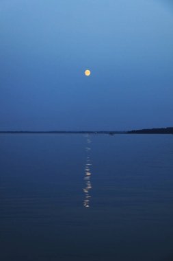 Seliger Gölü 'nün üzerindeki kıyı ay ışığı.
