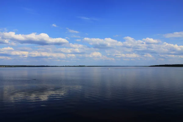 Paisaje Con Lago Nubes Blancas Cielo Azul — Foto de Stock