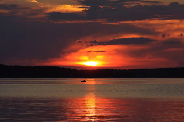 Roter Sonnenuntergang Und Ein Fischerboot Auf Ruhigem Seewasser — Stockfoto