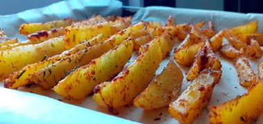 Evde kızarmış patates dilimleri var.