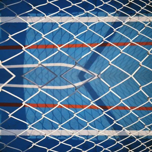 Basketbol Mavi Yüzeyi Tel Örgülerin Arasında Çizgi Işaretleri Var — Stok fotoğraf