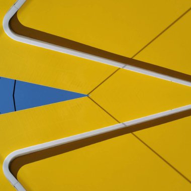 Parlak canlı sarı ve canlı mavi gökyüzü üçgen geometrik şekiller. 