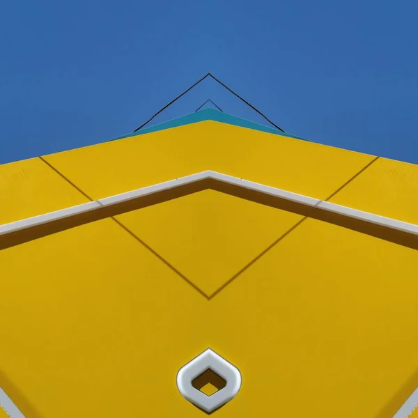 Parlak Canlı Sarı Canlı Mavi Gökyüzü Üçgen Geometrik Şekiller — Stok fotoğraf