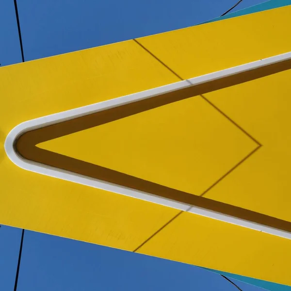 Formas Geométricas Triangulares Brilhantes Céu Azul Real Amarelo Vibrante Vívido — Fotografia de Stock