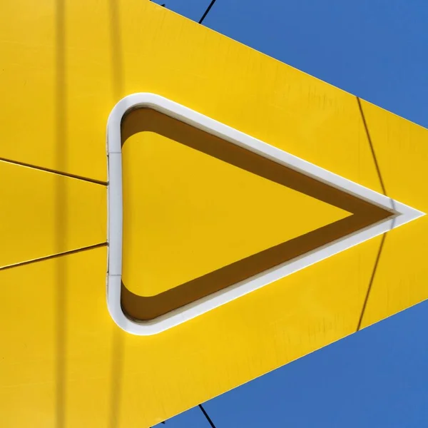 Formas Geométricas Triangulares Brilhantes Céu Azul Real Amarelo Vibrante Vívido — Fotografia de Stock