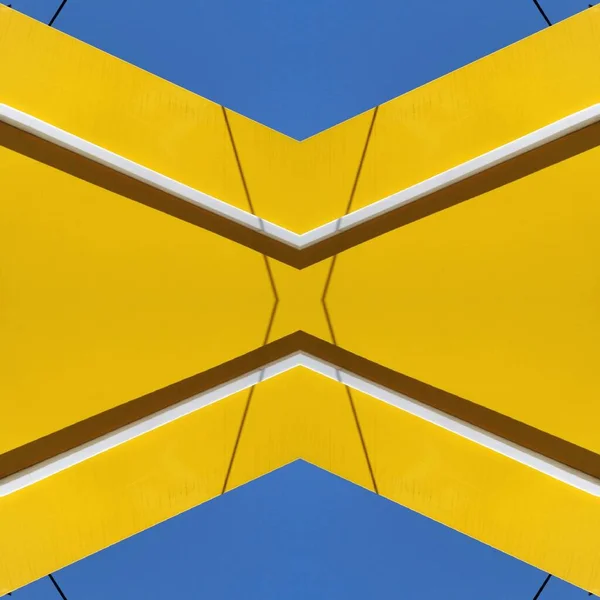 Jasne Żywe Żółte Żywe Królewskie Błękitne Niebo Trójkątne Kształty Geometryczne — Zdjęcie stockowe