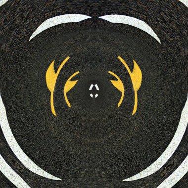 Parlak beyaz ok ve sarı şeritli yeni siyah temiz asfalt yol yüzeyi.