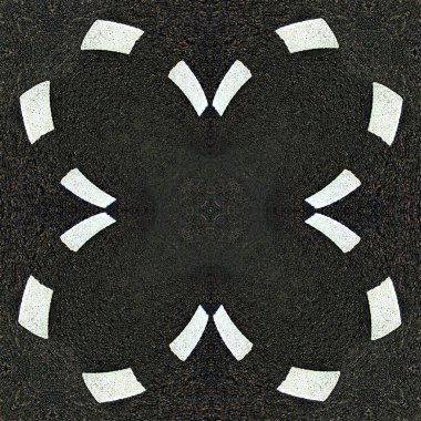 Parlak beyaz ok ve sarı şeritli yeni siyah temiz asfalt yol yüzeyi.