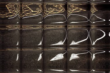 Parlak beyaz ok ve sarı şeritli yeni siyah temiz asfalt yol yüzeyi.