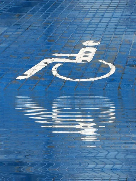 水の反射によるリップル効果で雨の青の背景の道路パターンでは白い障害物が — ストック写真