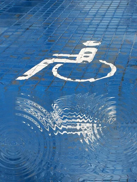 Branco Desativado Padrão Estrada Fundo Azul Chuva Com Efeito Ondulação — Fotografia de Stock