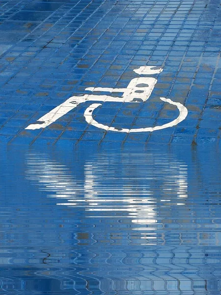 水の反射によるリップル効果で雨の青の背景の道路パターンでは白い障害物が — ストック写真